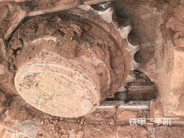 左驅(qū)動輪（行走機構(gòu)）