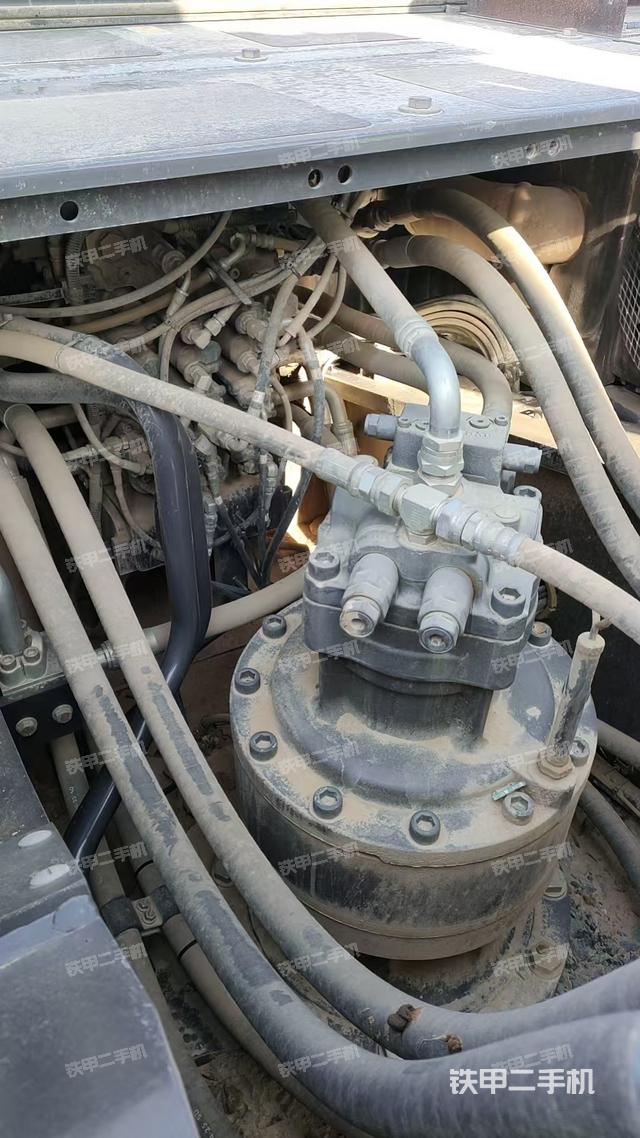 回轉(zhuǎn)馬達(dá)和主控閥（整機(jī)外觀）