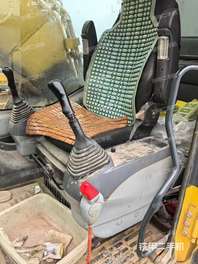 駕駛室整體(整機外觀) 駕駛室整體(整機外觀)