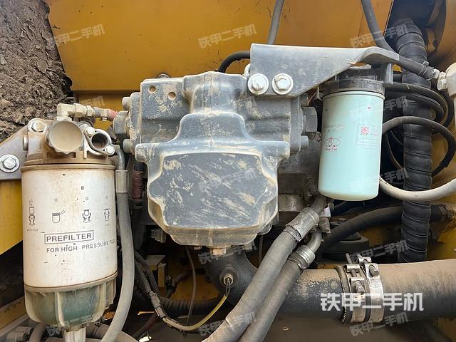 液壓泵艙室正面整體（整機外觀）