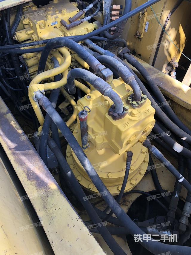 回转马达和主控阀（整机外观）