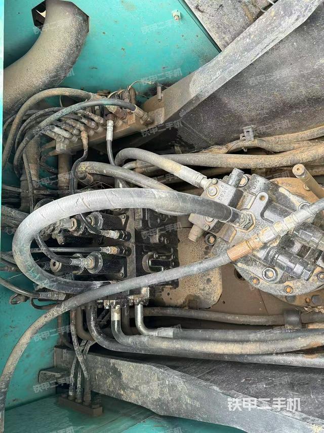 回轉(zhuǎn)馬達(dá)和主控閥(整機(jī)外觀) 回轉(zhuǎn)馬達(dá)和主控閥(整機(jī)外觀)