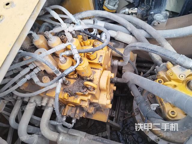 回转马达和主控阀（整机外观）