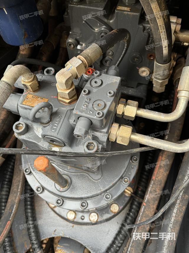 回转马达和主控阀（整机外观）