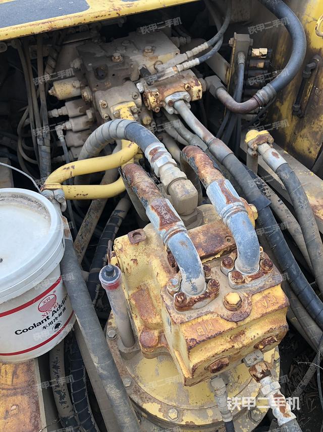 回轉(zhuǎn)馬達(dá)和主控閥（整機(jī)外觀）