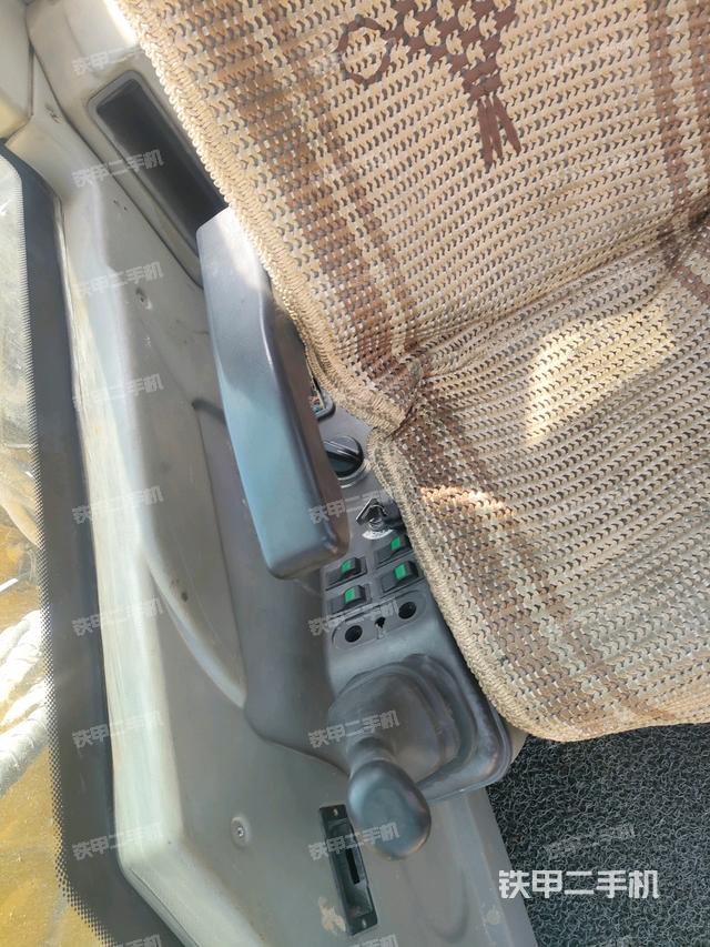 座椅右側控制臺/鑰匙門/油門/含右手柄（駕駛室部分）