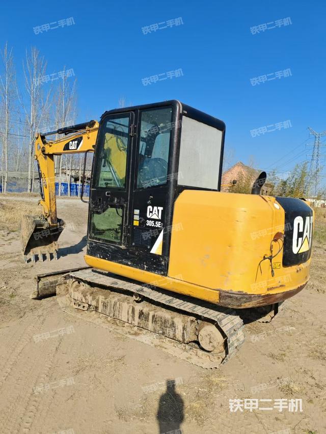 回轉(zhuǎn)馬達和主控閥(整機外觀) 回轉(zhuǎn)馬達和主控閥(整機外觀)