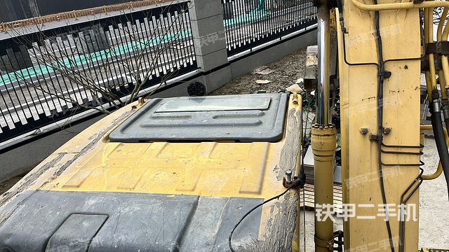 駕駛室頂部(整機(jī)外觀) 駕駛室頂部(整機(jī)外觀)