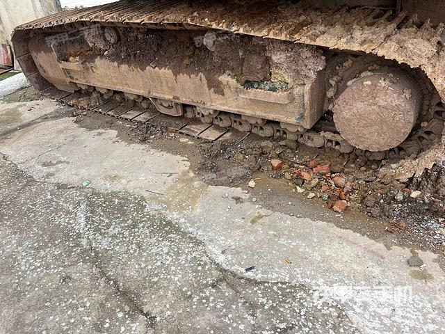 單側(cè)履帶整體(整機(jī)外觀) 單側(cè)履帶整體(整機(jī)外觀)