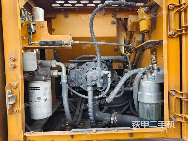 液壓泵艙室正面整體(整機(jī)外觀) 液壓泵艙室正面整體(整機(jī)外觀)