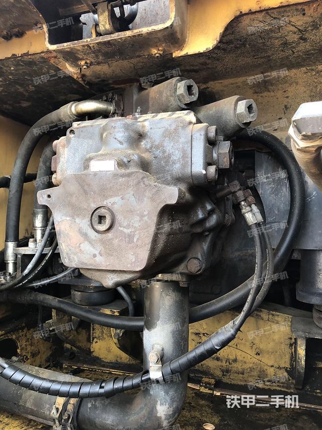 液压泵舱室正面整体（整机外观）