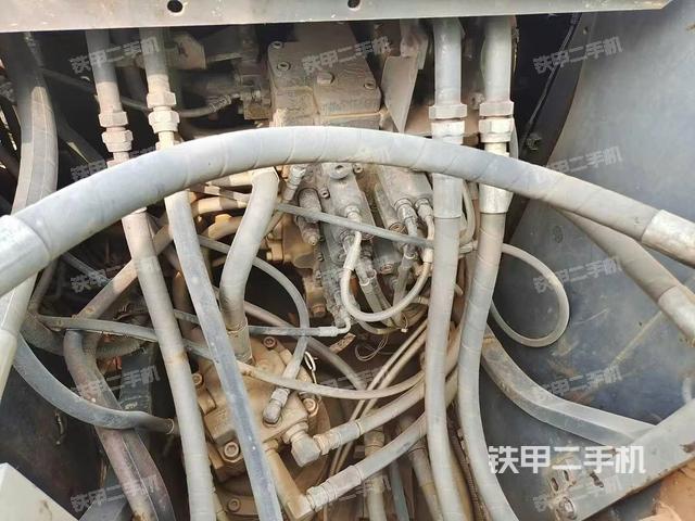 回轉(zhuǎn)馬達(dá)和主控閥（整機(jī)外觀）