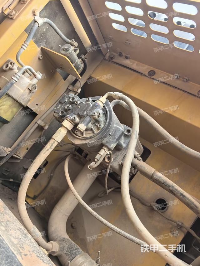 液壓泵艙室正面整體(整機外觀) 液壓泵艙室正面整體(整機外觀)