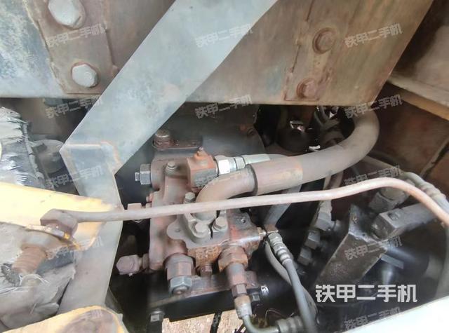 回轉(zhuǎn)馬達和主控閥(整機外觀) 回轉(zhuǎn)馬達和主控閥(整機外觀)
