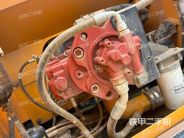 液壓泵艙室正面整體(整機(jī)外觀) 液壓泵艙室正面整體(整機(jī)外觀)