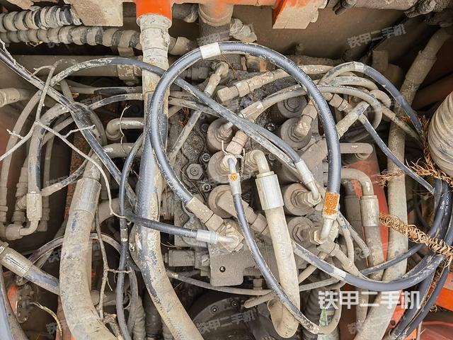 回转马达和主控阀（整机外观）