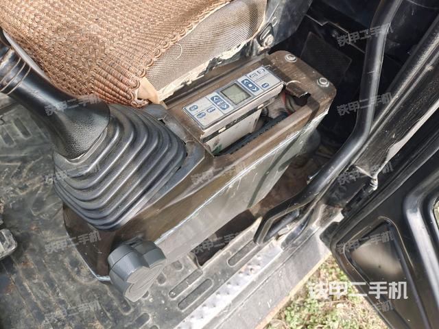 行走控制手柄和踏板?俯拍（駕駛室部分）