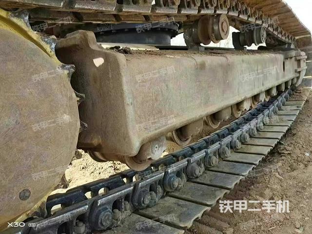 單側(cè)履帶整體(整機外觀) 單側(cè)履帶整體(整機外觀)