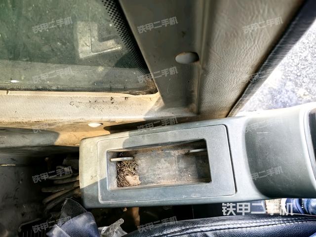 座椅左側(cè)控制臺/音響/含左手柄(駕駛室部分) 座椅左側(cè)控制臺/音響/含左手柄(駕駛室部分)