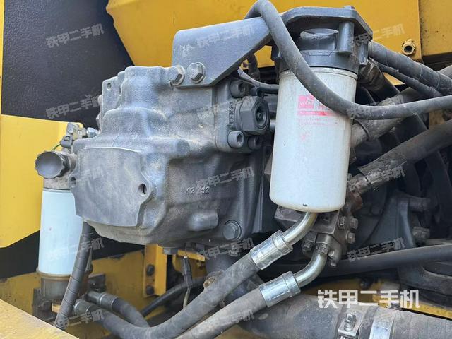 液压泵舱室正面整体（整机外观）