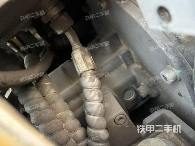 液壓泵艙室正面整體（整機外觀）