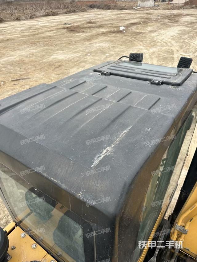 駕駛室頂部(整機(jī)外觀) 駕駛室頂部(整機(jī)外觀)