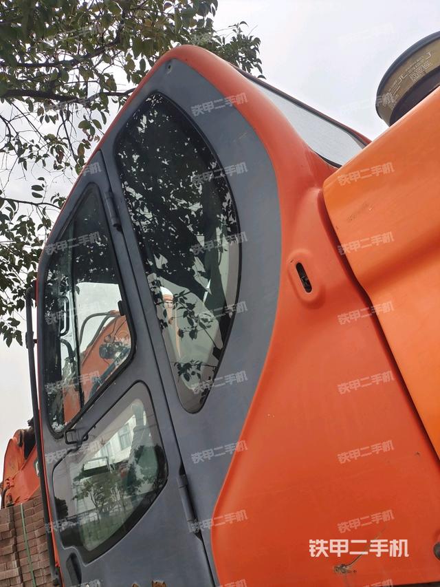 座椅左側(cè)控制臺/音響/含左手柄(駕駛室部分) 座椅左側(cè)控制臺/音響/含左手柄(駕駛室部分)