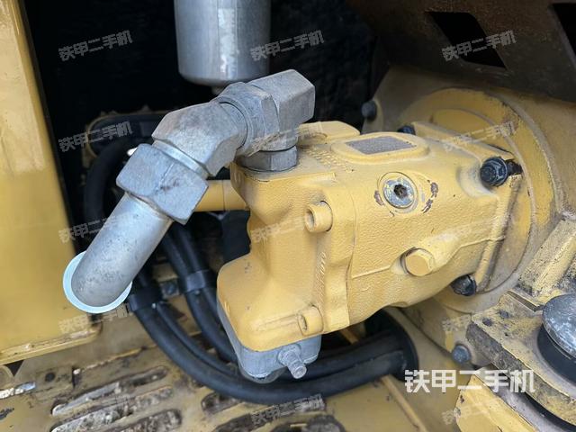 液压泵舱室正面整体（整机外观）