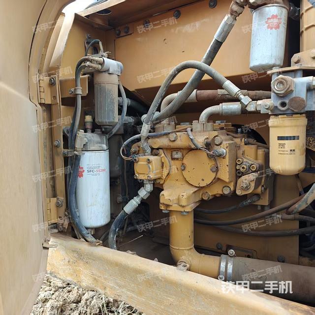 液壓泵艙室正面整體(整機(jī)外觀) 液壓泵艙室正面整體(整機(jī)外觀)