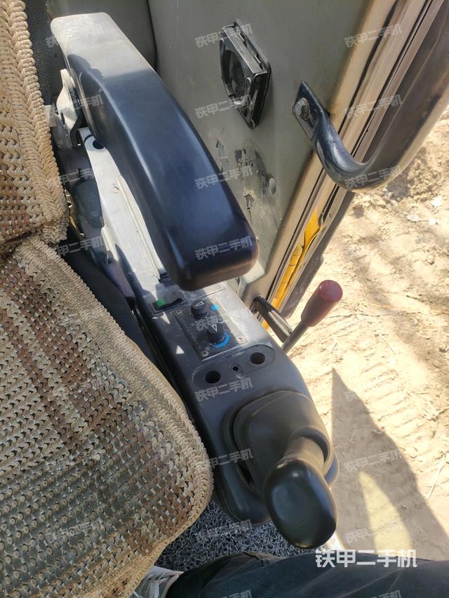 座椅左側控制臺/音響/含左手柄（駕駛室部分）