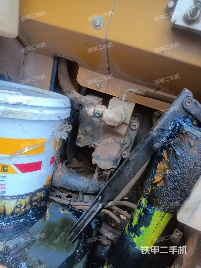 液压泵舱室正面整体（整机外观）