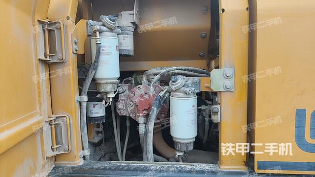 液压泵舱室正面整体（整机外观）