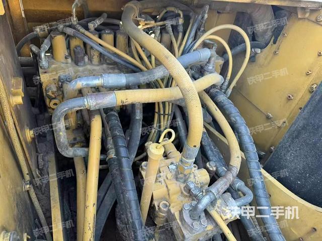 回轉(zhuǎn)馬達(dá)和主控閥(整機(jī)外觀) 回轉(zhuǎn)馬達(dá)和主控閥(整機(jī)外觀)