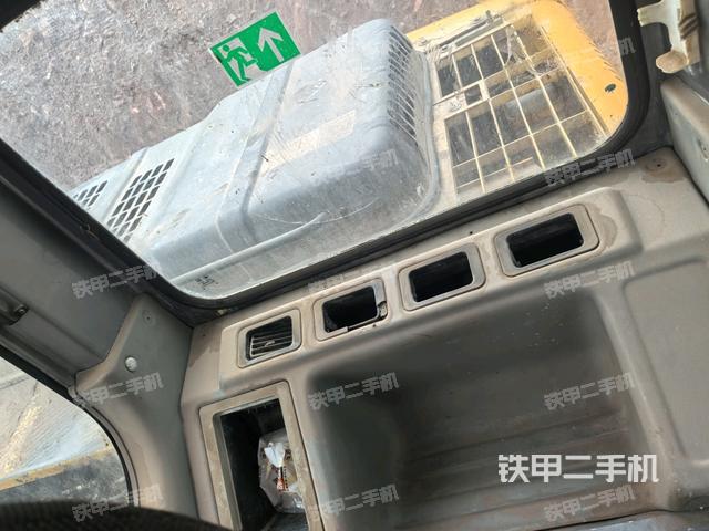 行走控制手柄和踏板?俯拍(駕駛室部分) 行走控制手柄和踏板?俯拍(駕駛室部分)