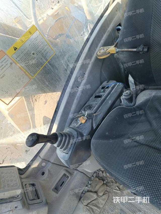 座椅右側(cè)控制臺(tái)/鑰匙門/油門/含右手柄（駕駛室部分）