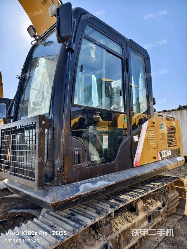 駕駛室整體(整機(jī)外觀) 駕駛室整體(整機(jī)外觀)