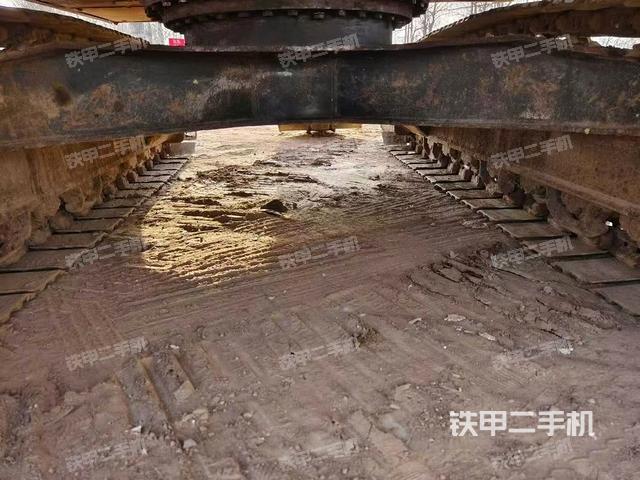 單側(cè)履帶整體(整機(jī)外觀) 單側(cè)履帶整體(整機(jī)外觀)
