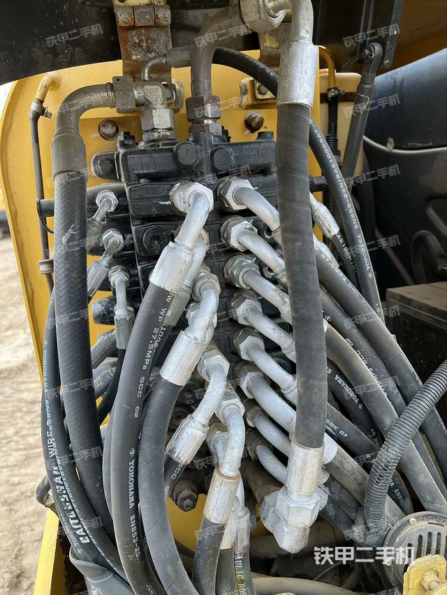 回轉(zhuǎn)馬達(dá)和主控閥（整機(jī)外觀）