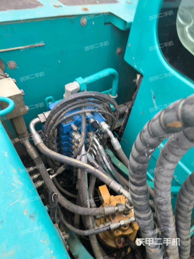 回轉(zhuǎn)馬達(dá)和主控閥（整機(jī)外觀）