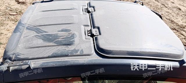 駕駛室頂部(整機(jī)外觀) 駕駛室頂部(整機(jī)外觀)