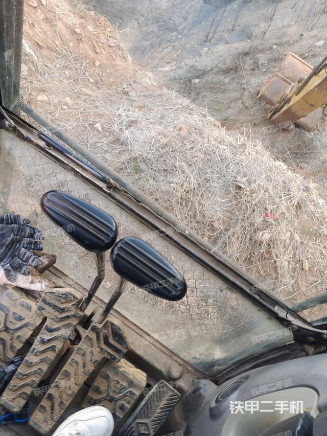 行走控制手柄和踏板?俯拍（駕駛室部分）