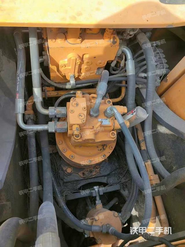 回轉(zhuǎn)馬達(dá)和主控閥（整機(jī)外觀）