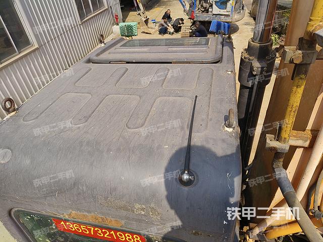 驾驶室顶部（整机外观）