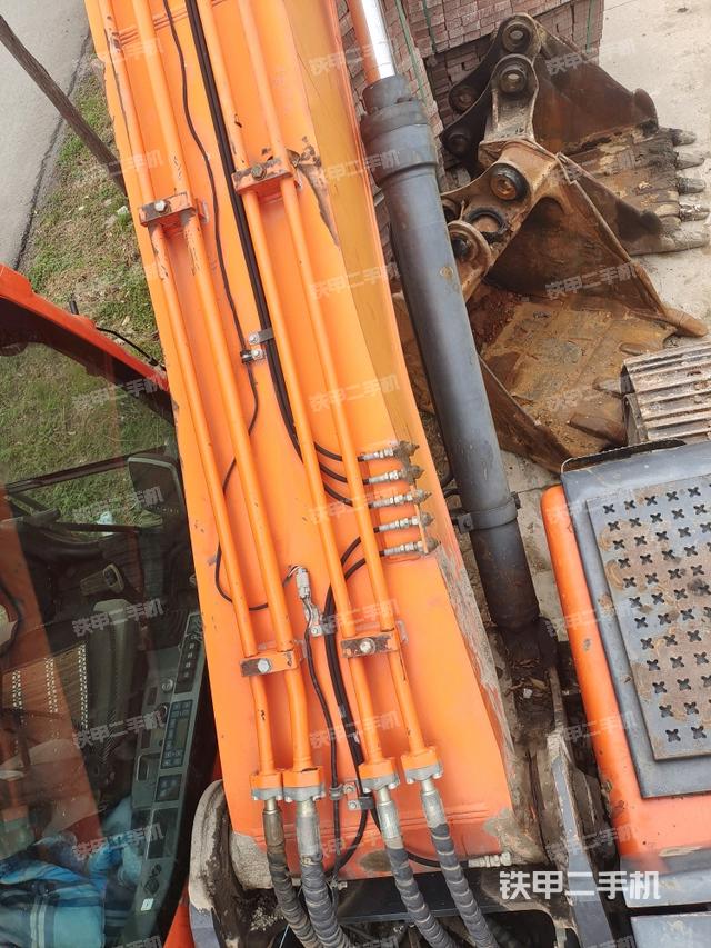 大臂背部俯視(工作和回轉(zhuǎn)裝置) 大臂背部俯視(工作和回轉(zhuǎn)裝置)