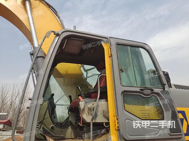 駕駛室整體(整機(jī)外觀) 駕駛室整體(整機(jī)外觀)