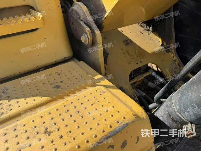 駕駛室頂部(整機(jī)外觀) 駕駛室頂部(整機(jī)外觀)