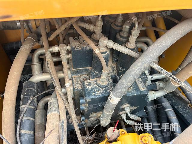 回轉(zhuǎn)馬達(dá)和主控閥(整機(jī)外觀) 回轉(zhuǎn)馬達(dá)和主控閥(整機(jī)外觀)