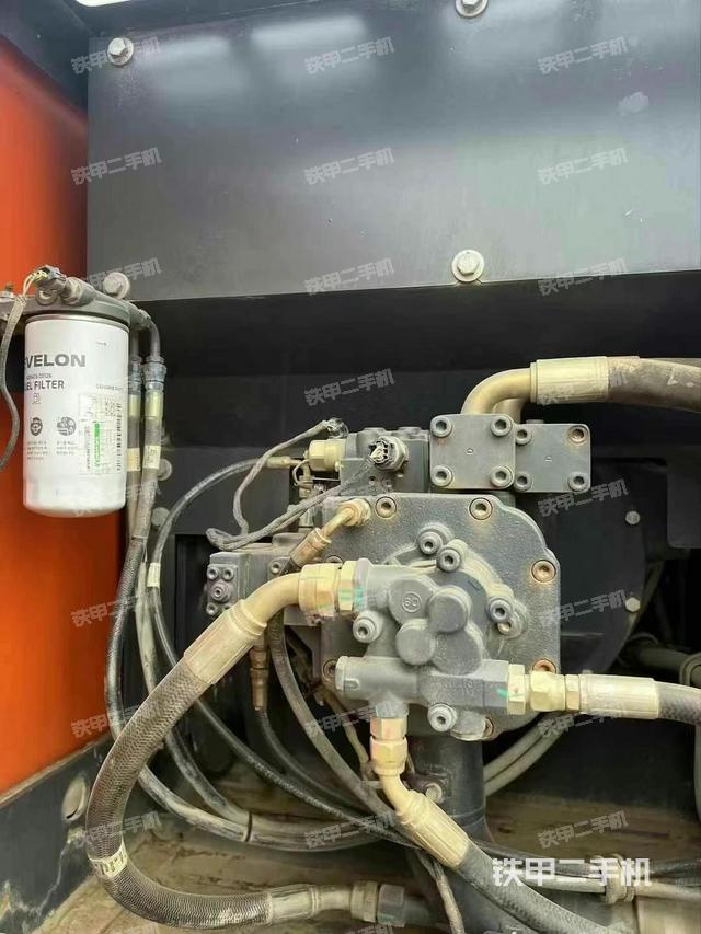 液壓泵艙室正面整體(整機(jī)外觀) 液壓泵艙室正面整體(整機(jī)外觀)