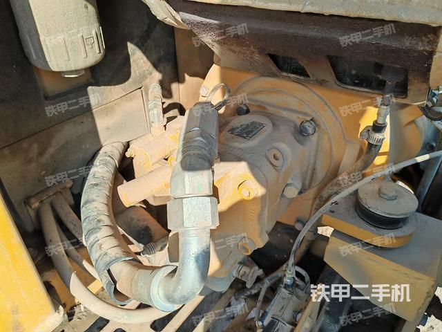 液壓泵艙室正面整體(整機外觀) 液壓泵艙室正面整體(整機外觀)