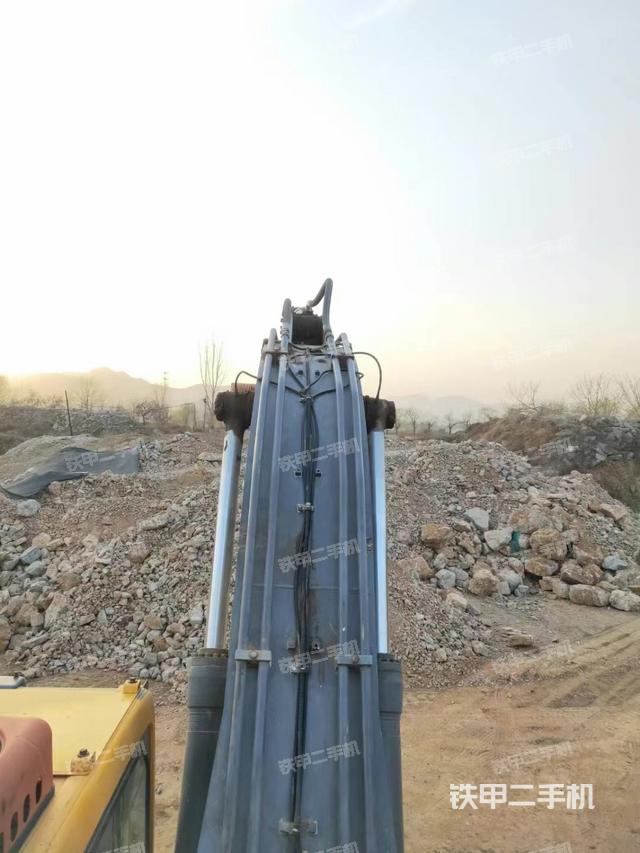 駕駛室頂部(整機外觀) 駕駛室頂部(整機外觀)